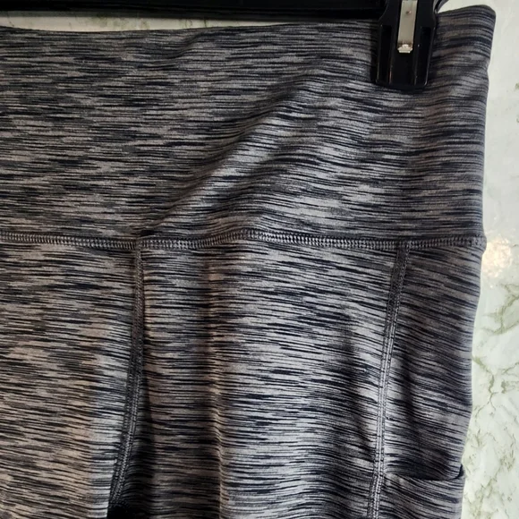 FUNANI Gray Capri Leggings - Picture 4 of 13